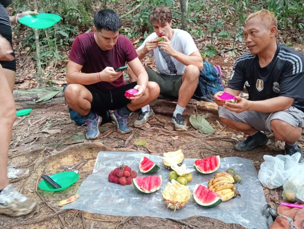 Landak River Guest House Only Trekking With Us Bukit Lawang Exterior foto